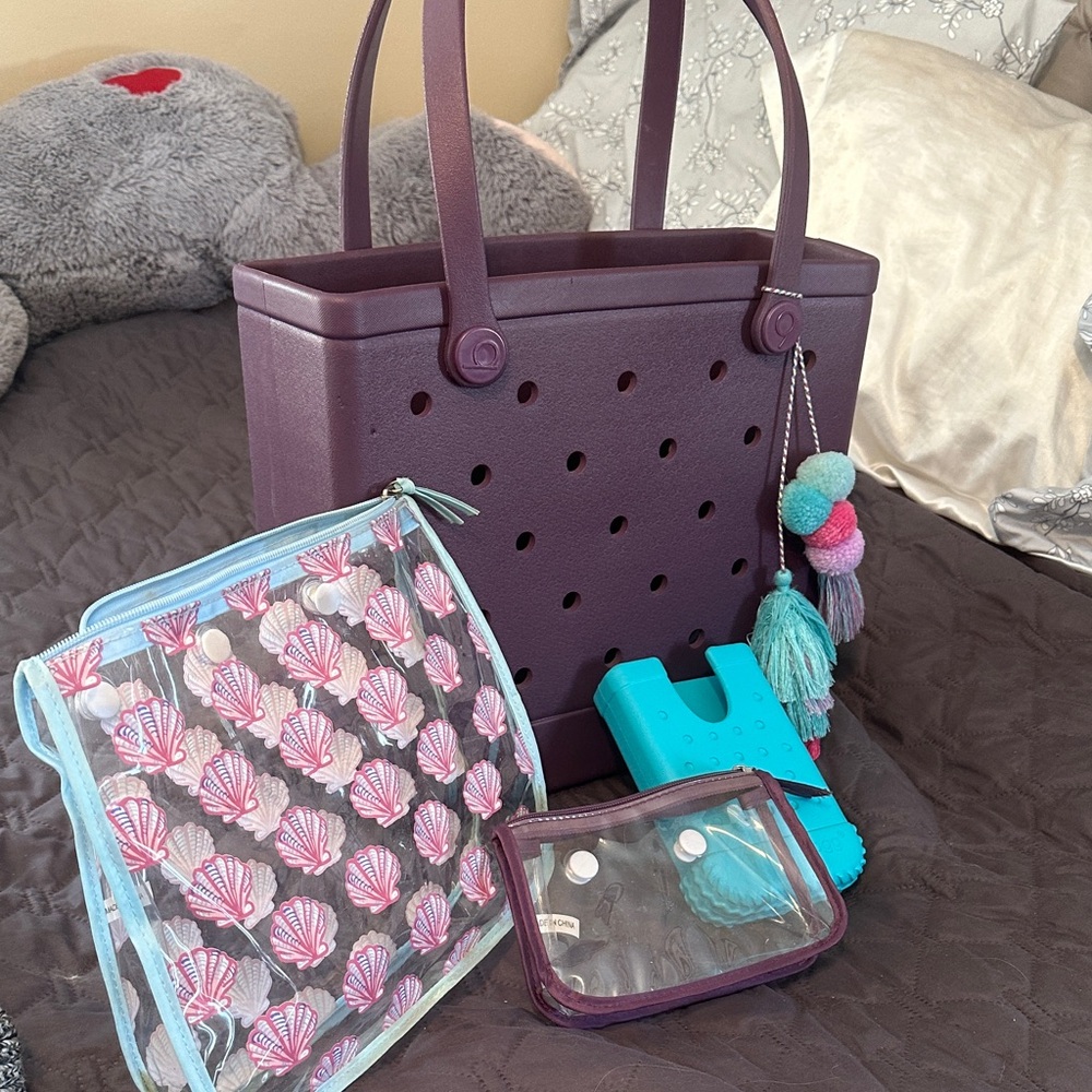 Bogg bag including accessories shown